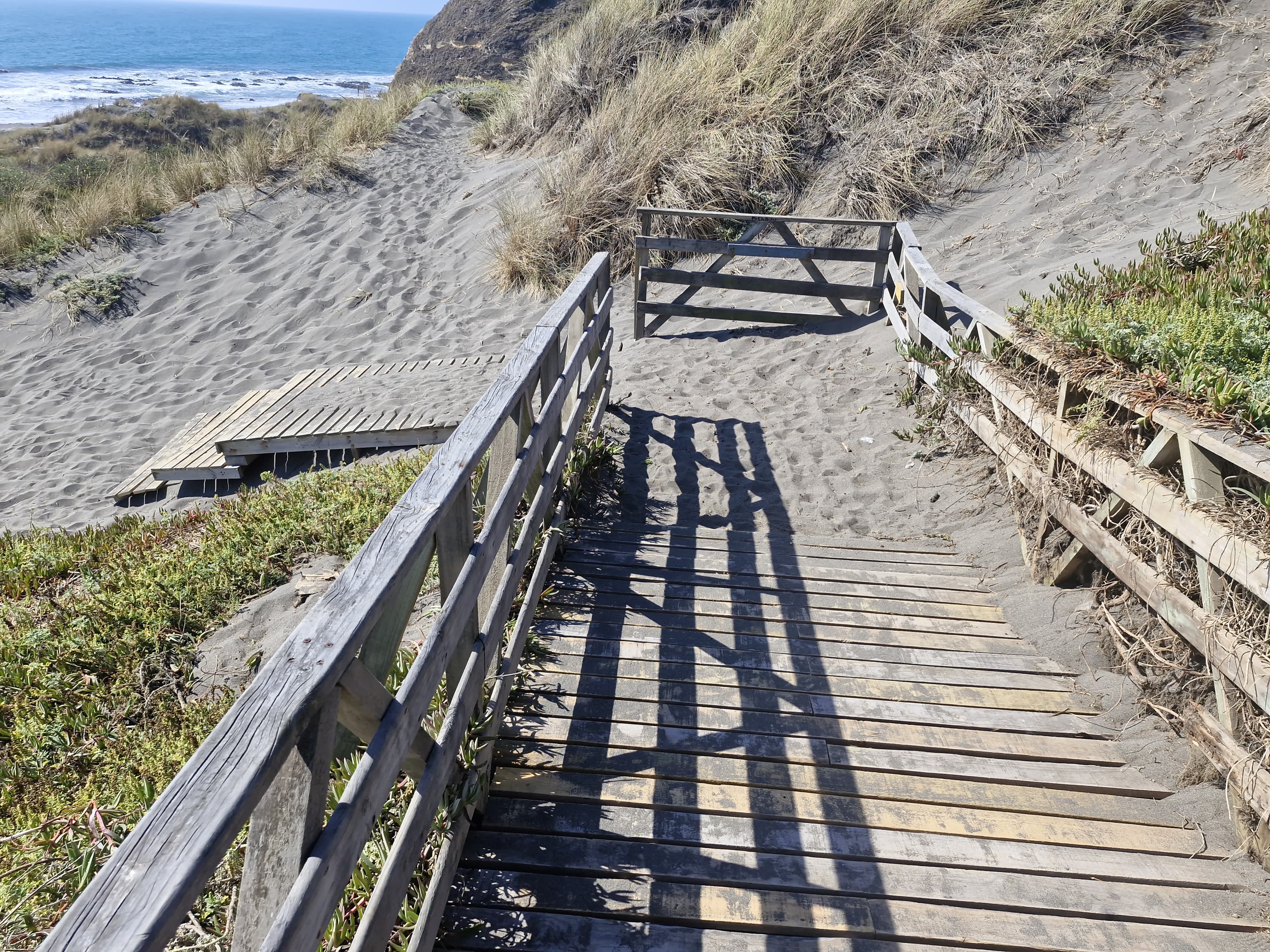 Fotografía del sendero con acceso a la arena de la plata, finaliza con esaclones